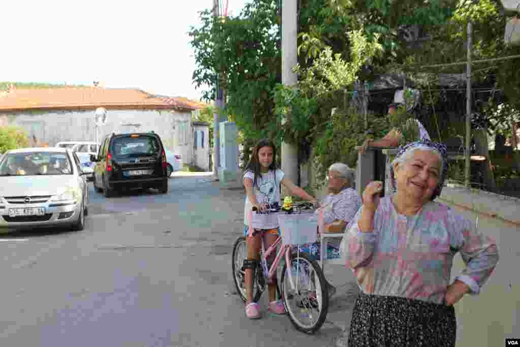 &ldquo;Qishlog&lsquo;imizga O&lsquo;zbekistondan kelganlar asos solgan ekan, lekin hozir bizda o&lsquo;zbeklar yo&lsquo;q&rdquo;, &ndash; deydi bu onaxon