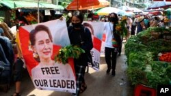 Para demonstran anti kudeta melakukan aksi unjuk rasa menuntut pembebasan Aung San Suu Kyi di Yangon, Myanmar (foto: dok).