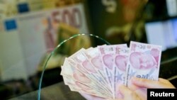 지난 9월 터키 앙카라의 환전소 관계자가 리라화를 세고 있다. (자료사진)