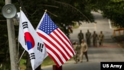 Bendera Korea Selatan dan Amerika berkibar bersebelahan di Yongin, Korea Selatan, 23 Agustus 2016. (Foto: Ken Scar/US Army via Reuters)