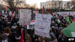 Ribuan demonstran pro-Palestina melakukan unjuk rasa di depan Gedung Putih selama aksi "Pawai Washington untuk Gaza" di Washington, DC, Sabtu 13 Januari 2024. 