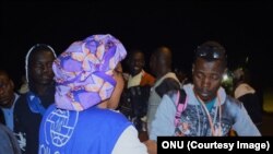 Arrivée des passagers du premier des huit avions affrétés de la Libye vers le Niger, le 6 décembre 2017. (ONU)