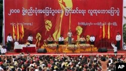 Pemimpin oposisi Myanmar Aung San Suu Kyi (tengah) memberikan sambutan dalam rally untuk amandemen konstitusi di Rangoon, Thailand, 17 Mei 2014 (Foto: dok).