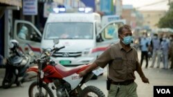 រូបឯកសារ៖ ក្រុមមន្ត្រីសុខាភិបាលស្ថិតក្នុងឯកសណ្ឋានការពារពីការឆ្លងជំងឺកូវីដ១៩ ត្រៀមបញ្ជូនអ្នកជំងឺតេស្តវិជ្ជមានកូវីដ១៩ ទៅកាន់មណ្ឌលព្យាបាល រាជធានីភ្នំពេញ កាលពីថ្ងៃទី ២៤ ខែមីនា ឆ្នាំ២០២១។ (ហ៊ាន សុជាតា/វីអូអេ)