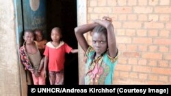 Des enfants déplacés à l’entrée d’un dépôt vide leur servant d’abri au Kasaï, RDC, 8 septembre 2017. © UNHCR/Andreas Kirchhof.