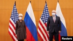 អនុរដ្ឋមន្ត្រី​ការ​បរទេស​អាមេរិក​លោក​ស្រី Wendy Sherman និង​អនុរដ្ឋមន្ត្រី​ការបរទេស​រុស្ស៊ី​លោក Sergei Ryabkov ចូល​រួម​កិច្ច​ប្រជុំ​សន្តិសុខ​នៅ​ទី​ក្រុង​ហ្សឺណែវ​ប្រទេស​ស្វ៊ីស​ កាល​ពី​ថ្ងៃ​ទី​១០ ខែ​មករា ឆ្នាំ​២០២២។