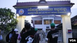 រូបឯកសារ៖ ក្រុម​សកម្មជន​សហគមន៍​បុរីកីឡា បុគ្គលិក​អង្គការ​សិទ្ធិ​មនុស្ស​និង​អ្នក​សារព័ត៌មាន​រង់​ចាំ​នៅ​មុខ​អធិការដ្ឋាន​ប៉ូលិស​ខ័ណ្ឌ​ដង្កោ ក្នុង​អំឡុង​ពេល​មាន​ការ​សាកសួរ​អ្នកចូលរូម​យុទ្ធនាការ«ថ្ងៃច័ន្ទពណ៌ខ្មៅ» កាលពី​ព្រឹក​ថ្ងៃច័ន្ទ​ទី​០៩​ឧសភា​នេះ។ (ឡេង ឡែន/VOA)