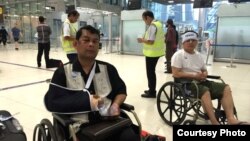 លោក​ ញ៉យ ចំរើន ​តំណាង​រាស្ត្រ​មណ្ឌល​កំពង់ចាម​ (ឆ្វេង) និង​លោក​ គង់ សភា​ (ស្តាំ) តំណាង​រាស្ត្រ​ខេត្ត​ស្វាយរៀង​ នៅ​ក្នុង​កៅអី​រុញ​​បាន​មក​ដល់​អាកាសយានដ្ឋាន​មួយ​នៅ​រាជធានី​បាងកក​​ប្រទេស​ថៃ កាល​ពី​​ថ្ងៃ​​អង្គារ​ទី​២៧ ខែ​តុលា ឆ្នាំ​២០១៥ នៅ​ក្រោយ​​ពេល​​​ពួក​លោក​ត្រូវ​បាន​​បាតុករ​វាយ​ទាត់​ធាក់​នៅ​ខាង​ក្រៅ​បរិវេណ​​រដ្ឋសភា​ជាតិ​ក្នុង​រាជធានី​ភ្នំពេញ​កាល​ពី​ថ្ងៃ​ច័ន្ទ​។​​ (ផ្តល់​ដោយ​លោក ញ៉យ ចំរើន)