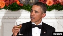 Presiden Barack Obama dalam salah satu acara jamuan makan malam di Washington DC (Foto: dok). Presiden Obama membuat lelucon tentang dirinya, dunia politik dan media dalam jamuan makan malam santai yang diadakan setiap tahun untuk menjamu para wartawan dan elit politik di Amerika, Sabtu malam (9/3).