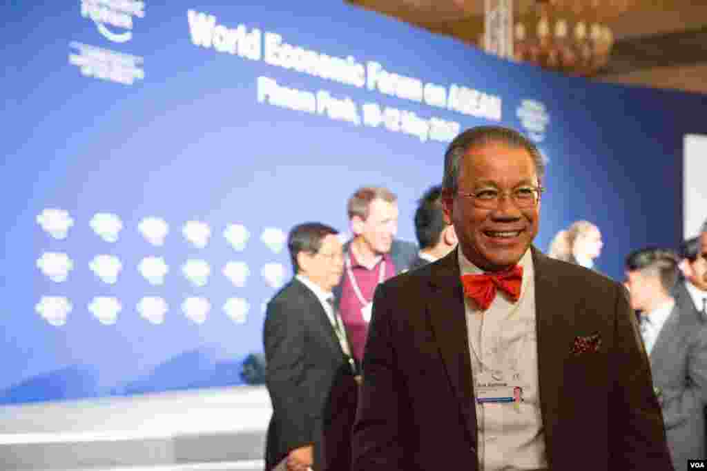 លោក សុខ ស៊ីផាណា​ ទីប្រឹក្សា​ជាន់ខ្ពស់​របស់​រដ្ឋាភិបាល​ ចូលរួម​ពិភាក្សា​ក្នុង​វេទិកា​សេដ្ឋកិច្ច​ពិភពលោក​ ក្នុង​រាជធានី​ភ្នំពេញ​ នៅ​ថ្ងៃទី​១២ ខែ​ឧសភា​ ឆ្នាំ​២០១៧។ (ខាន់ សុគុំមនោ/VOA)