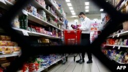 Mukšarac u Izraelu nosi masku u supermarketu.