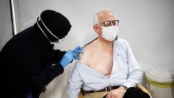 Seorang petugas medis memberikan suntikan vaksin COVID-19 kepada seorang pria lansia di London, Inggris (foto: dok). 