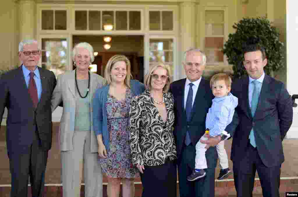Malcolm Turnbull (3rd from right) poses with members of his family after being sworn in as Australia&#39;s 29th prime minister at Government House in Canberra, Sept. 15, 2015.&nbsp;