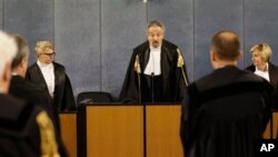 Le président de la cour Oscar Magi, prononce une sentence concernant l'ancien chef du gouverment italien, Silvio Berlusconi, 7 mars 2013
