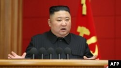រូប​ឯកសារ៖ មេ​ដឹកនាំ​កូរ៉េខាង​ជើង​លោក​ Kim Jong Un​ ថ្លែង​ក្នុង​កិច្ច​ប្រជុំ​មួយ​របស់​បក្ស​កុម្មុយនីស្ត​​កាល​ពី​ថ្ងៃ​ទី​៦ ខែ​មីនា ឆ្នាំ ២០២១។