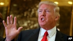 ARSIP – Presiden terpilih Donald Trump berbicara dengan para wartawan di lobby Trump Tower (13/1). New York, New York. (foto: AP Photo/Evan Vucci, File)