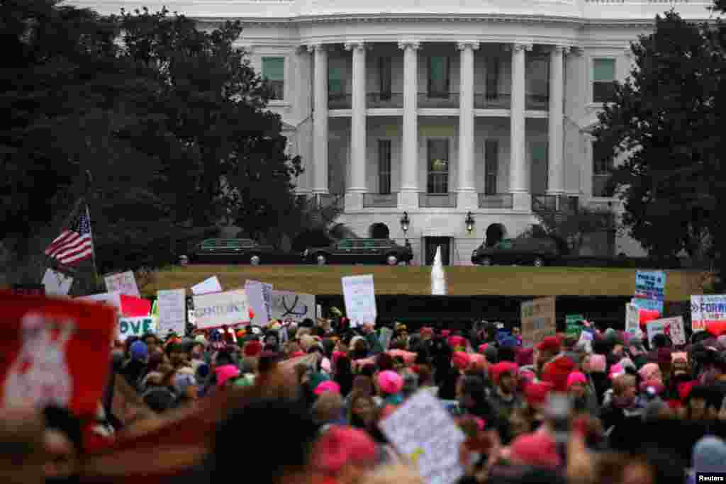 U.S. President Donald Trump&#39;s presidential limousines sit in the driveway at the White House as protesters in the Women&#39;s March gather nearby in Washington, Jan. 21, 2017. (REUTERS/Jonathan Ernst)