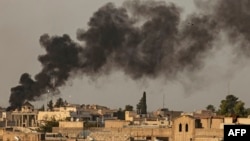 9일 터키가 공습을 시작한 시리아 북동부 마을 라스 알아인에서 검은 검은 연기가 솟아오르고 있다.