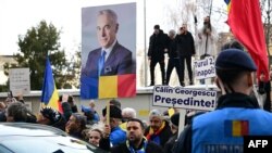 Сторонники Калина Джорджеску у здания прокуратуры. Бухарест, 26 февраля 2025 г. 