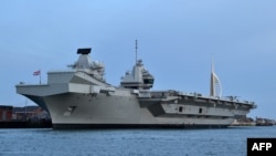 រូបឯកសារ៖ នាវា​ផ្ទុក​យន្ដហោះ Queen Elizabeth ចត​នៅ​ក្រុង Portsmouth ប្រទេស​អង់គ្លេស ថ្ងៃទី៥ ខែមិថុនា ឆ្នាំ២០១៩។ (Photo by Glyn KIRK / AFP)