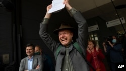 Para aktivis lingkungan dari organisasi "Friends of the Earth" merayakan putusan pengadilan terhadap perusahaan minyak Shell di Den Haag, Belanda, Rabu (26/5). 