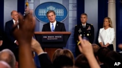 美国联邦调查局局长克里斯托弗·雷在白宫回答记者提问。（2018年8月2日）