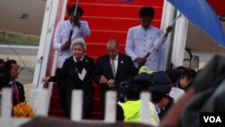 ព្រះ​មហាក្សត្រ​នរោត្តម​សីហមុន្នី និង​សម្តេច​ម៉ែ​បាន​យាង​មក​ដល់​អាកាស​យានដ្ឋាន​អន្តរ​ជាតិ​ភ្នំពេញ។​