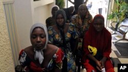 Anak sekolah perempuan dari Chibok yang diculik oleh Boko Haram tiba di Abuja, Nigeria, Minggu, 7 Mei 2017.