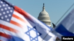 Bendera Israel dan AS dikibarkan di dekat US Capitol saat unjuk rasa mendukung Israel dan memprotes antisemitisme di National Mall di Washington, 14 November 2023. (Foto: REUTERS/Tom Brenner)