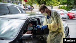 Seorang warga menjalani tes virus corona (Covid-19) setelah penyakit itu merebak lagi di Austin, Texas, 28 Juni 2020. (Foto: Reuters) 