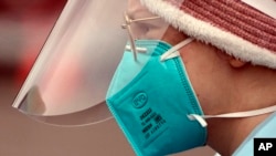 Arhiva, ilustracija - Zdravstvena radnica u zaštitnoj opremi usled pandemije koronavirusom.