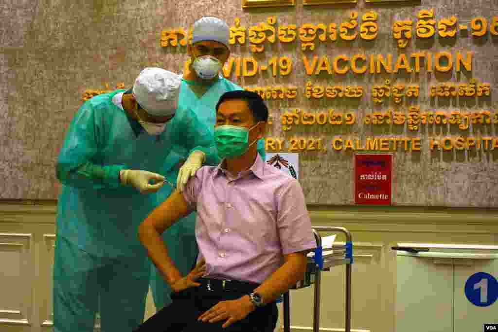 ក្រុម​គ្រូពេទ្យ​ ចាក់​វ៉ាក់សាំង​ស៊ីណូហ្វាម​ ​ដល់​ឥស្សរជន​ជាន់​ខ្ពស់​ នៅ​មន្ទីរពេទ្យ​កាល់ម៉ែត​ នៅ​ភ្នំពេញ​ ថ្ងៃ​ទី១០​ ខែ​កុម្ភៈ ឆ្នាំ​២០២១។ (ខាន់ សុគុំមនោ​/វីអូអេ)