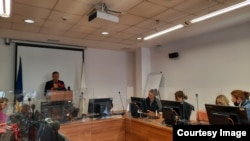 Halil Lagumdžija tokom obraćanjima novinarima. (Foto: BIRN BiH)