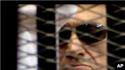 Former Egyptian president Hosni Mubarak seen in the defendant's cage as a judge reads a verdict, June 2, 2012. 