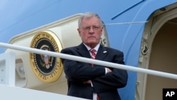 资料照片：时任代理国家安全顾问凯洛格在马里兰州安德鲁斯联合基地的“空军一号”专机舷梯顶部等候时任美国总统特朗普的到来。(2017年2月17日)