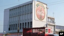 ក្រុមហ៊ុន​កូកាកូឡា ស្ថិតក្នុងចំណោម​ក្រុមហ៊ុន​ធំៗទាំង​៨​របស់​សហរដ្ឋ​អាមេរិក​​​ ដែលអ្នក​តំណាង​ក្រុមហ៊ុន​ទាំងនេះ បាន​ជួប​ជាមួយ​នឹង​លោក​នាយករដ្ឋ​មន្ត្រី​ហ៊ុន សែន លោក​សុខ អាន រដ្ឋ​មន្ត្រី​ទីស្តី​ការ​គណៈរដ្ឋ​មន្ត្រី និង​មន្ត្រី​ជាន់​ខ្ពស់​របស់​រាជរដ្ឋាភិបាល​កម្ពុជា​ដទៃទៀត​ក្នុងនោះ​មាន​រដ្ឋ​មន្ត្រី​ពាណិជ្ជកម្ម​ស៊ុន ចាន់​ថុល ផងដែរ នៅខែឧសភា ឆ្នាំ២០១៥។​