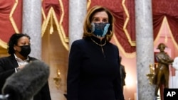 ប្រធានរដ្ឋសភាមកពីខាងគណបក្សប្រជាធិបតេយ្យអ្នកស្រី Nancy Pelosi ថ្លែងទៅកាន់អ្នកសារព័ត៌មាននៅវិមានសភាសហរដ្ឋអាមេរិក ក្នុងរដ្ឋធានីវ៉ាស៊ីនតោន ថ្ងៃទី១៣ ខែមករា ឆ្នាំ២០២១។