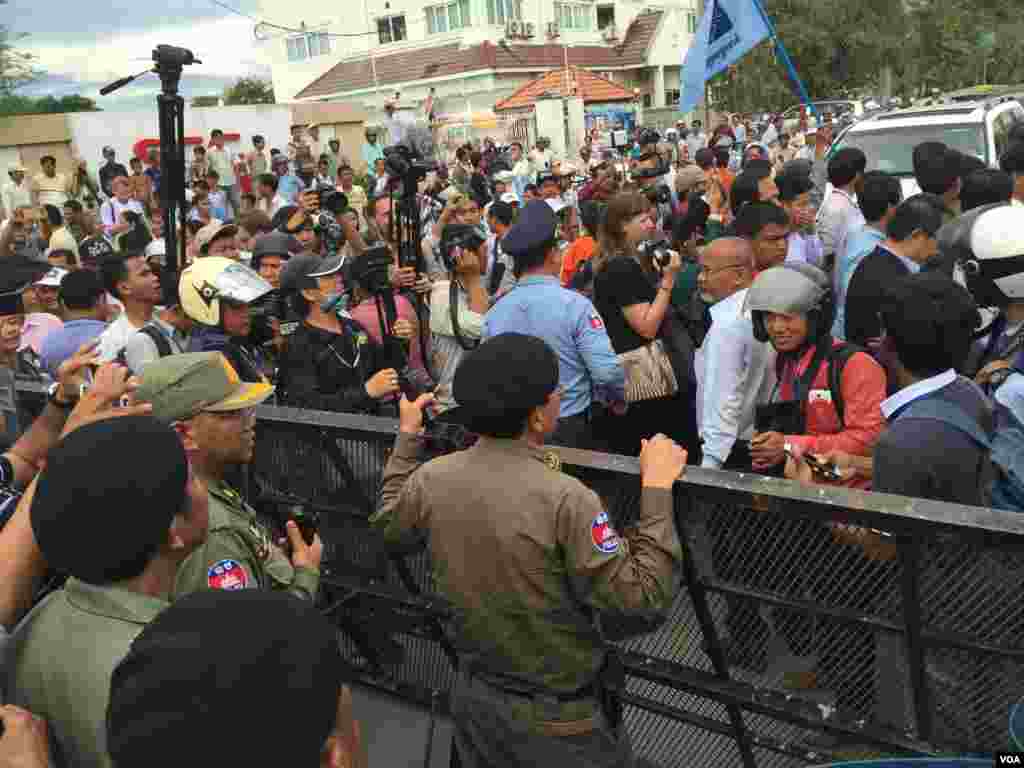 ក្បួនដង្ហែញ្ញតិ្ត​របស់​តំណាងរាស្រ្ត​គណបក្ស​ប្រឆាំង​ទៅ​ថ្វាយ​​ព្រះមហាក្សត្រ​​ត្រូវ​បាន​រារាំង​ដោយ​ការ​បិទផ្លូវ​​មួយ​សន្ទុះ​ធំ​ មុនពេលអនុញ្ញាត​ឲ្យ​ឆ្លង​កាត់​ពី​សំណាក់​អាជ្ញាធរ កាល​ពី​ថ្ងៃ​ទី៣០ ខែ​ឧសភា ឆ្នាំ​ ២០១៦។ (ហ៊ុល រស្មី/VOA)