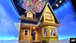 ไบรอัน เชสกี ซีอีโอบริษัท Airbnb ที่งานเปิดตัวสถานที่ดังที่เปิดให้ลูกค้าเช่าอยู่ได้ฤดูร้อนปีนี้