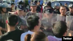 中国警察将要求筹建国会抗议警察打人的深圳佳士科技员工围了起来。（推特截图） 