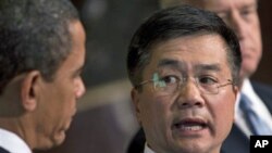 President Barack Obama (l) and Gary Locke (file photo)