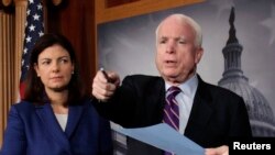 Senator dari partai Republik AS, John McCain (kanan) dan Kelly Ayotte dalam sebuah konferensi pers di Gedung Capitol, Washington DC (Foto: dok).