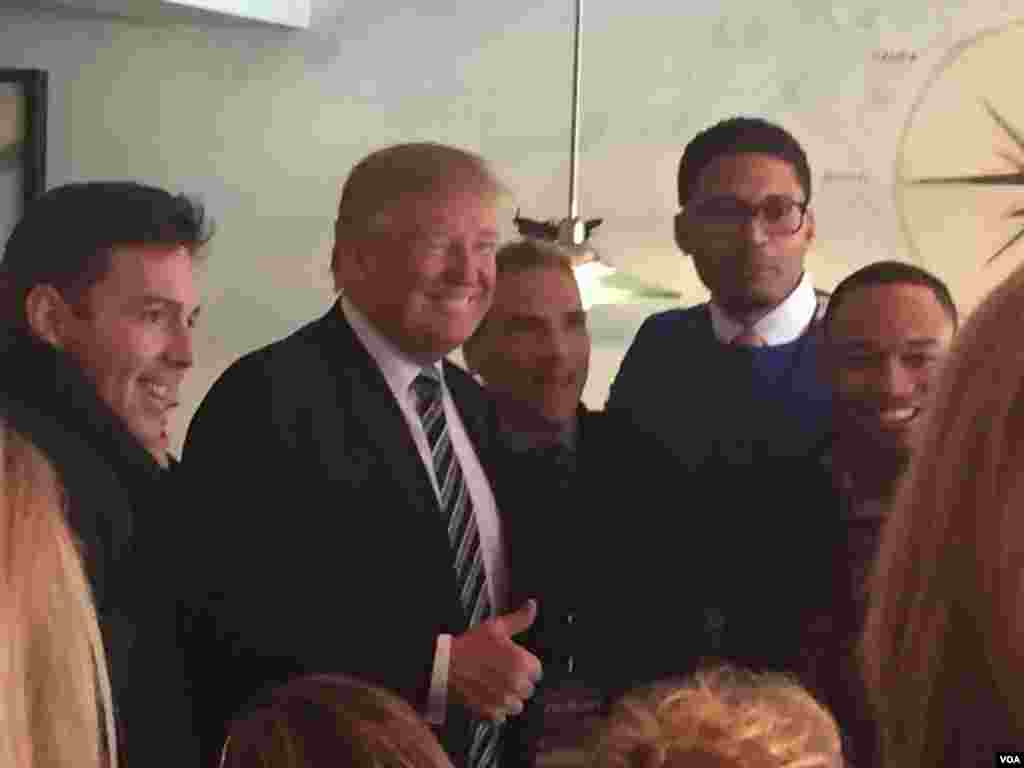 Donald Trump menyapa pemilik restoran di Manchester, New Hampshire, 9 Februari 2016. (Foto: K. Gypson/VOA)