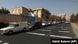 Des voitures font la queue pour faire le plein dans une station-service à Téhéran (Iran), mardi 26 octobre 2021.