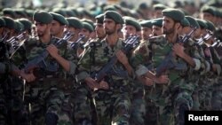 Para tentara anggota Korps Pengawal Revolusi Iran dalam parade di Teheran (foto: dok). 