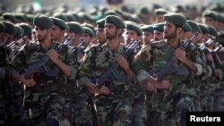 Korps Garda Revolusi Iran (IRGC) melakukan parade di Teheran (foto: dok). AS memberlakukan sanksi terhadap perusahaan yang melakukan bisnis dengan IRGC. 