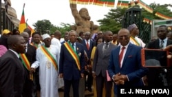 Les présidents du Sénat et de l'Assemblée nationale du Cameroun devant le monument de la réunification dimanche 1er octobre 2017. Les deux hommes s'opposent à toute partition du pays. (VOA/ E. J. Ntap)