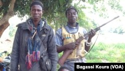 Des combattants anti-Balaka à une barrière au village Gbaguili, 340 km à l'ouest de Bangui,RCA , le 1er avril 2014, Photo Bagassi Koura.
