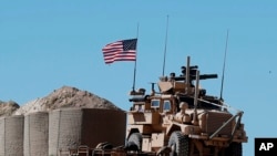 Seorang tentara AS duduk di atas kendaraan lapis baja di Manbij, Suriah Utara, 4 April 2018. (Foto: dok).