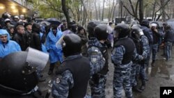 Riot police separate opposition and pro-government activists outside an election precinct in Kiev where the opposition alleged election fraud in Kiev, Ukraine, November 2, 2012.